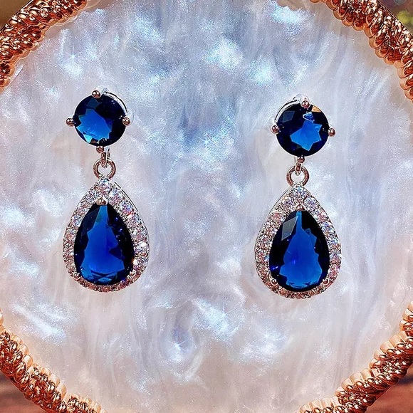 ♦️SALE♦️🌟2/$25🌟Bright Blue Crystal Zirconia Drop Earrings - Picture 5 of 14